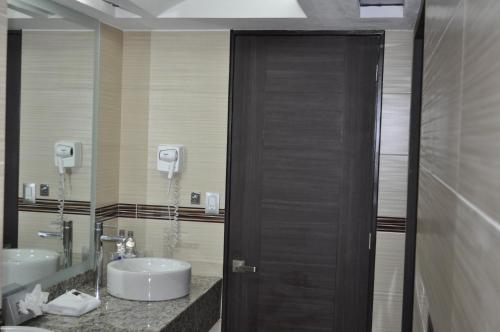 Habitación con 2 camas grandes del hotel Astor. Foto 4