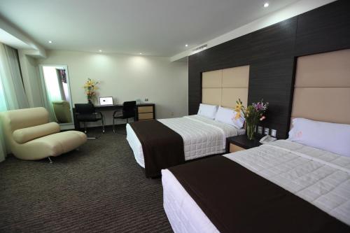 Habitación con 2 camas grandes del hotel Astor. Foto 7