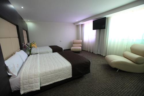 Habitación con 2 camas grandes del hotel Astor. Foto 8
