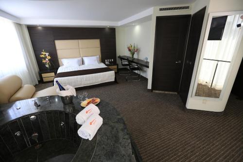 Habitación con cama extragrande y bañera de hidromasaje del hotel Astor