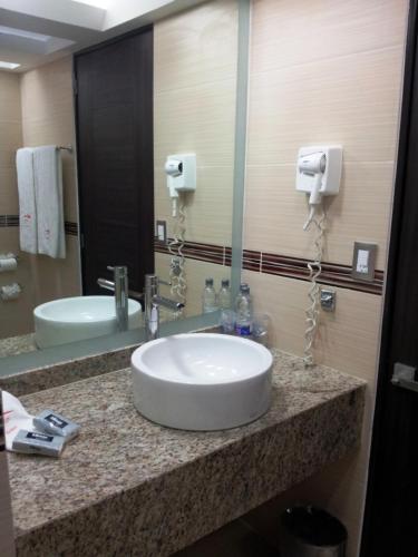 Habitación con cama extragrande y bañera de hidromasaje del hotel Astor. Foto 4
