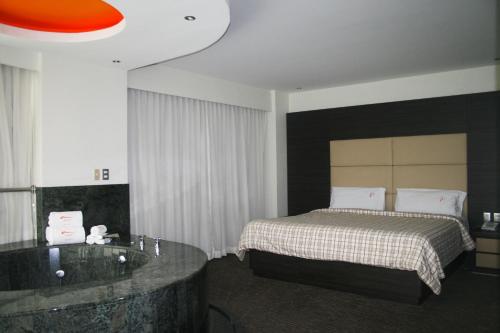 Habitación con cama extragrande y bañera de hidromasaje del hotel Astor. Foto 6