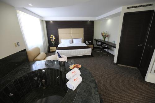 Habitación con cama extragrande y bañera de hidromasaje del hotel Astor. Foto 7
