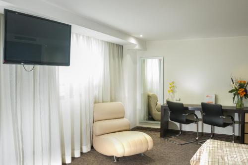 Habitación con cama extragrande del hotel Astor. Foto 4