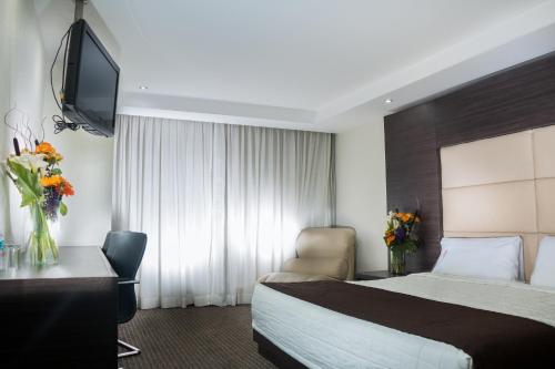 Habitación con cama extragrande del hotel Astor. Foto 5