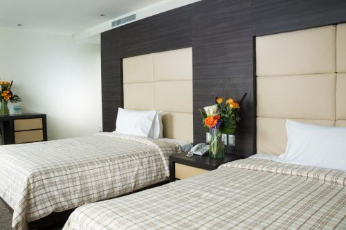 Habitación con 2 camas grandes del hotel Astor. Foto 3
