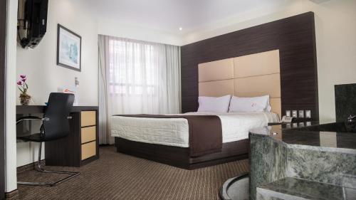 Habitación con cama extragrande y bañera de hidromasaje del hotel Astor