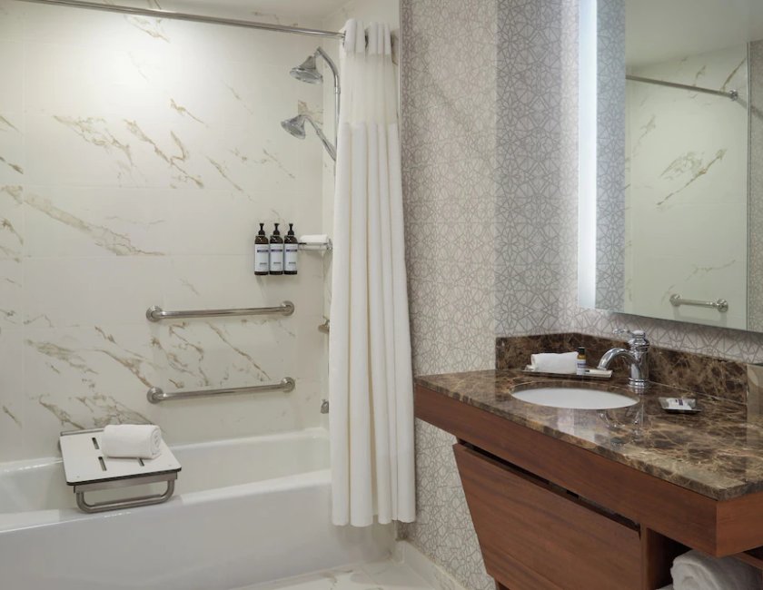 Habitación, 1 cama de matrimonio grande, accesible para personas con discapacidad, bañera del hotel Hyatt Regency Coral Gables. Foto 2