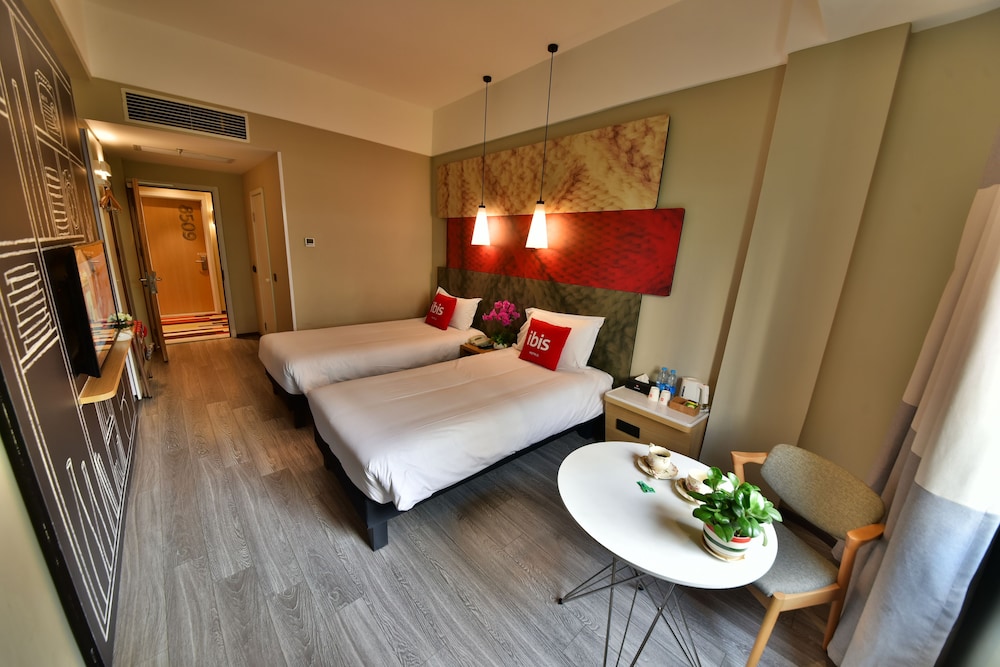 Habitación estándar con 2 camas individuales del hotel Ibis Xiamen Kaiyuan. Foto 1