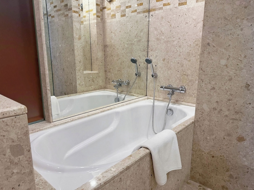 Habitación Swiss Executive con Cama King del hotel Swissotel Foshan. Foto 11