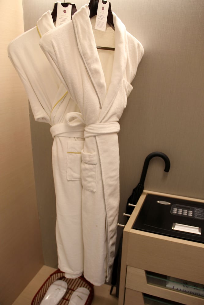 Habitación ejecutiva, 1 cama de matrimonio grande del hotel Grand Mercure Jinan Sunshine. Foto 1