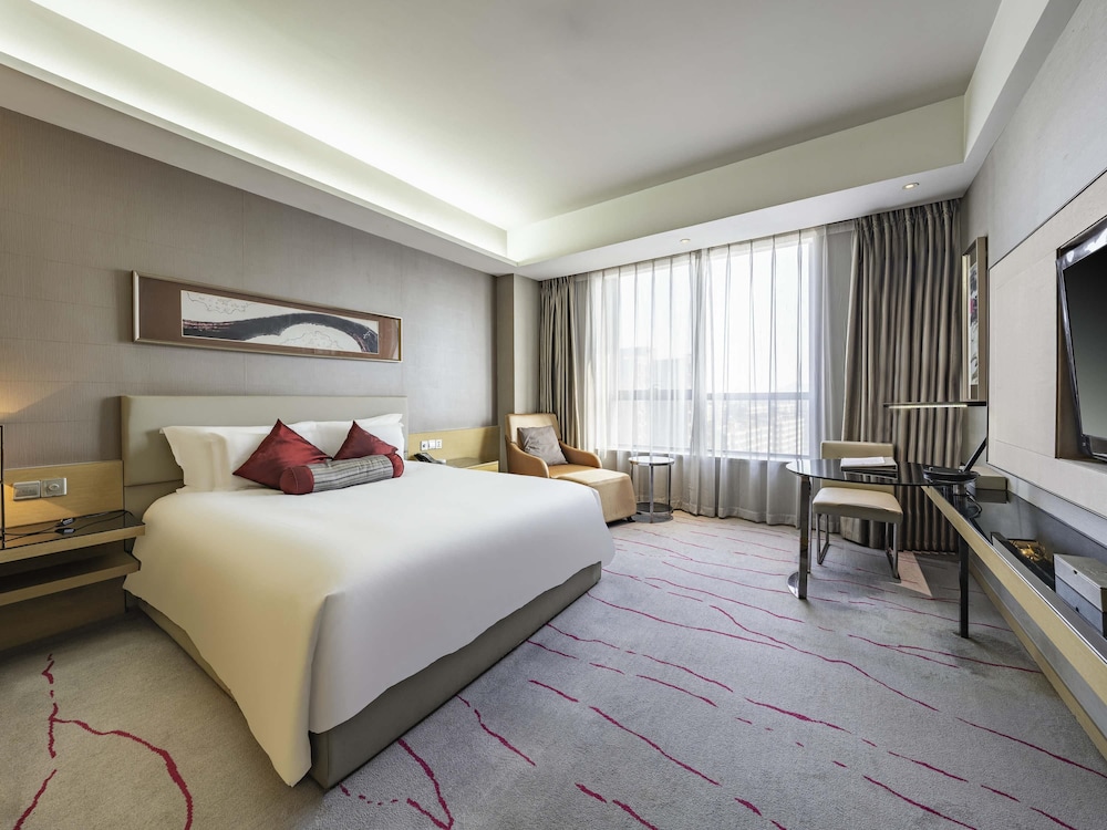 Habitación superior, 1 cama de matrimonio grande del hotel Grand Mercure Jinan Sunshine. Foto 3