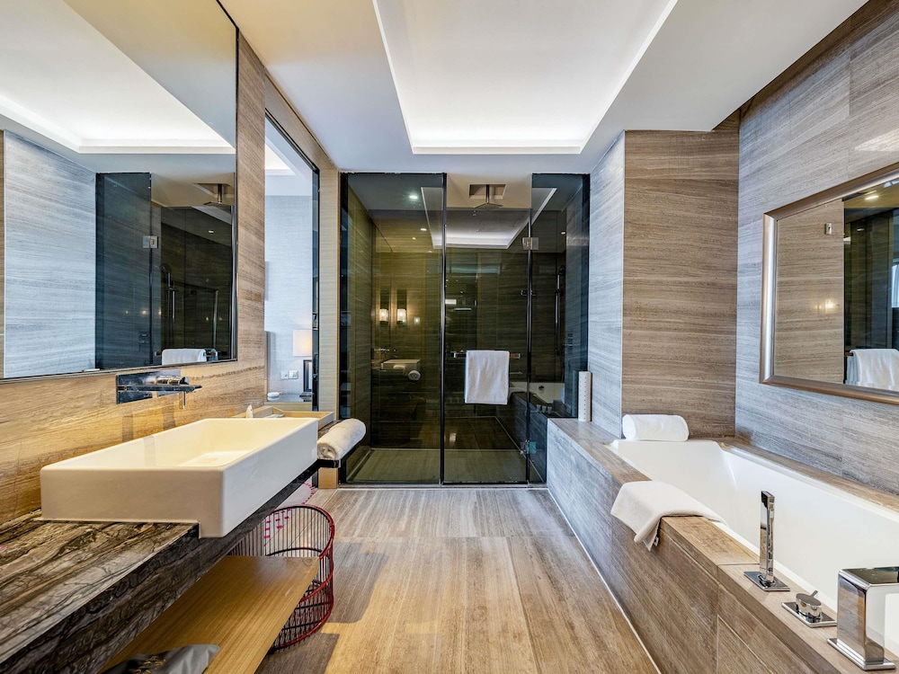 Suite Deluxe, 1 cama de matrimonio grande del hotel Grand Mercure Jinan Sunshine. Foto 3