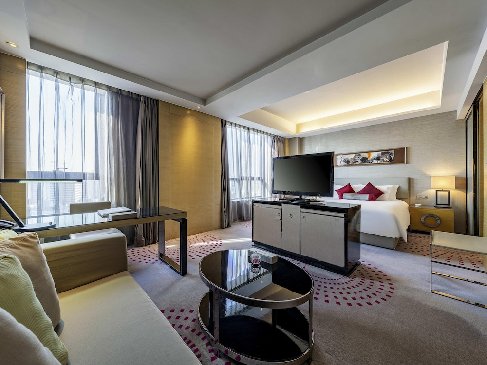 Habitación Deluxe, 1 cama de matrimonio grande, vistas a la ciudad del hotel Grand Mercure Jinan Sunshine. Foto 1
