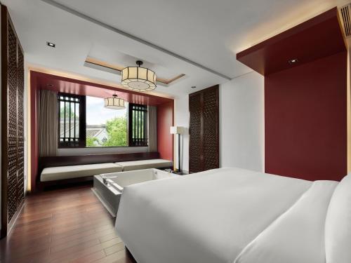 Suite Premier con terraza y vistas al agua del hotel Banyan Tree Hangzhou