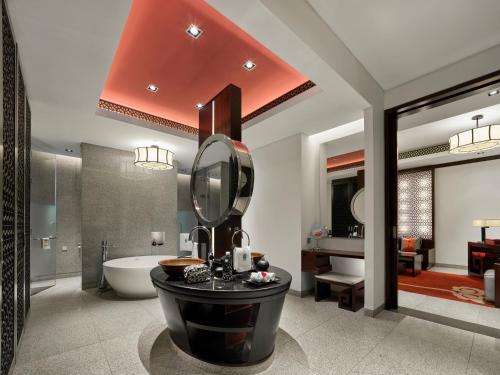 Suite Premier con terraza y vistas al agua del hotel Banyan Tree Hangzhou. Foto 2