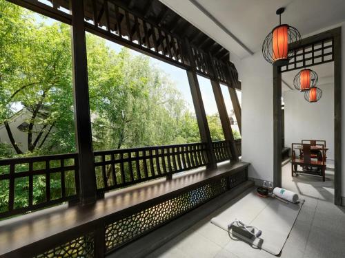 Wellbeing Water Terrace Suite del hotel Banyan Tree Hangzhou. Foto 1