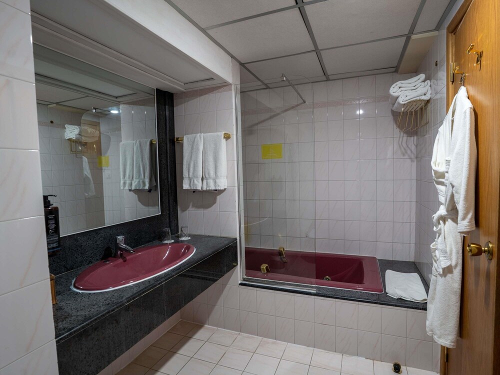 Suite superior, 1 cama de matrimonio grande del hotel Mercure Alger Aeroport. Foto 16