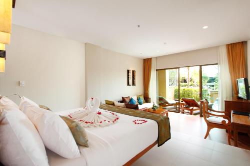 Habitación Doble Deluxe con acceso a la piscina del hotel Rawai Palm Beach Resort. Foto 1