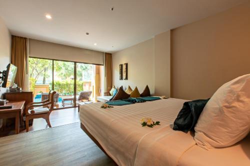 Habitación Doble Deluxe con acceso a la piscina del hotel Rawai Palm Beach Resort. Foto 3