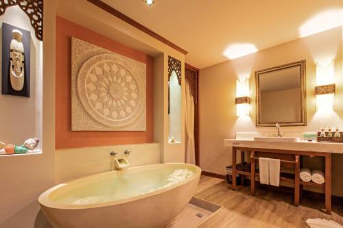 Habitación Doble Deluxe con acceso a la piscina del hotel Rawai Palm Beach Resort. Foto 4