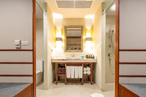 Habitación Familiar Deluxe con vistas a la piscina del hotel Rawai Palm Beach Resort
