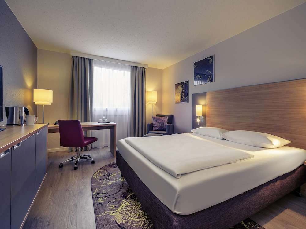 Habitación Standard con una cama doble y un sillón del hotel Fuerther Mercure Nuernberg West