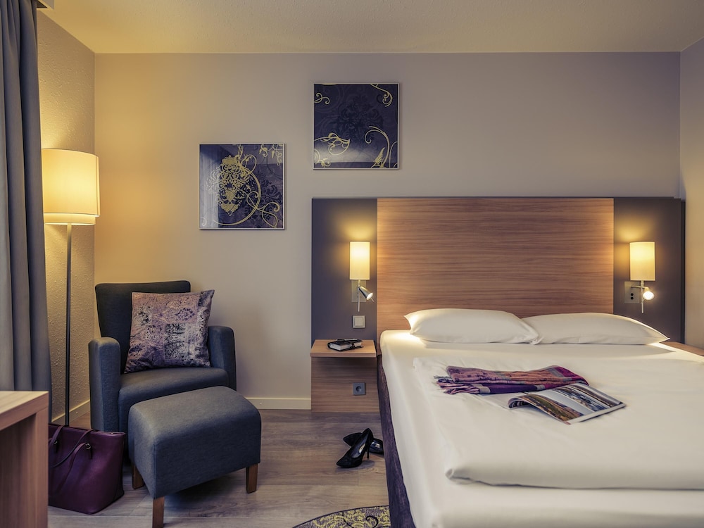 Habitación Standard con una cama doble y un sillón del hotel Fuerther Mercure Nuernberg West. Foto 2