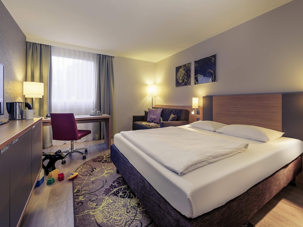 Habitación Standard con una cama doble y sofá del hotel Fuerther Mercure Nuernberg West