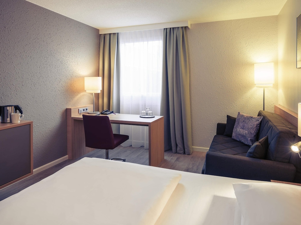Habitación Standard con una cama doble y sofá del hotel Fuerther Mercure Nuernberg West. Foto 1