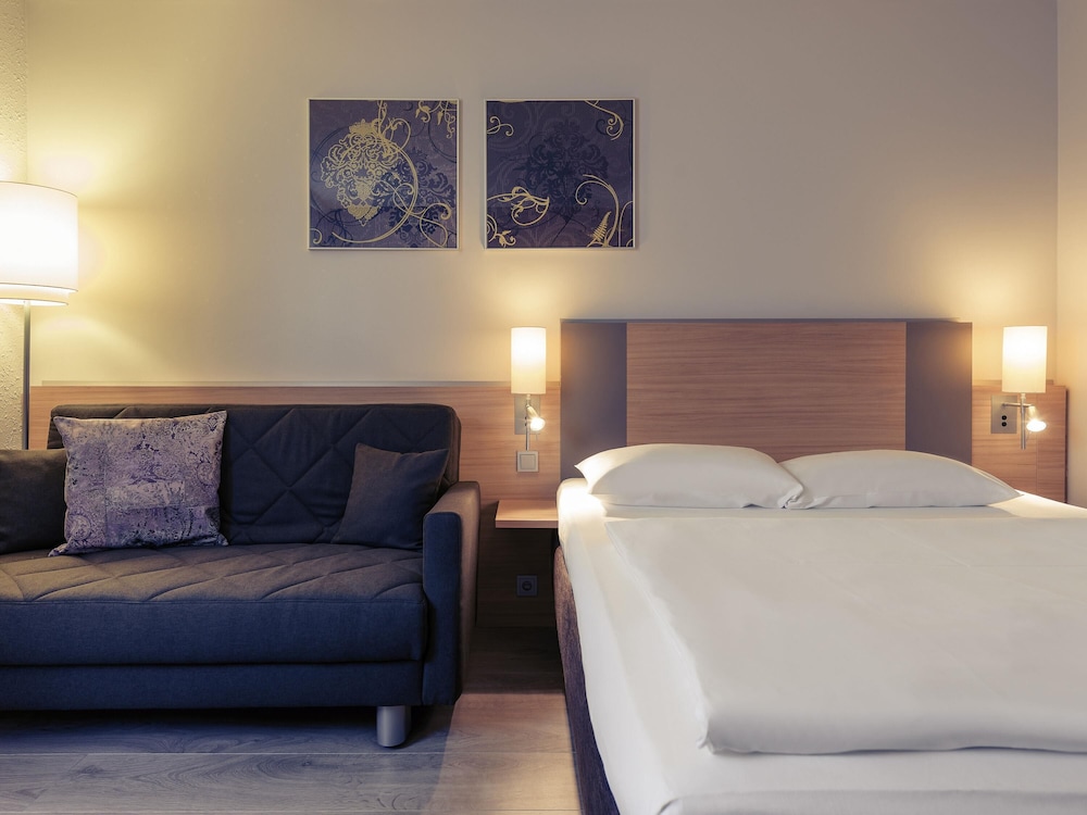 Habitación Standard con una cama doble y sofá del hotel Fuerther Mercure Nuernberg West. Foto 4