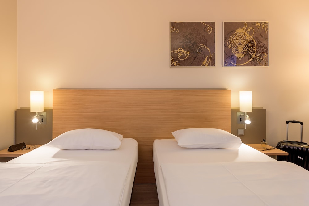Habitación Standard con 2 camas individuales y sofá del hotel Fuerther Mercure Nuernberg West. Foto 1