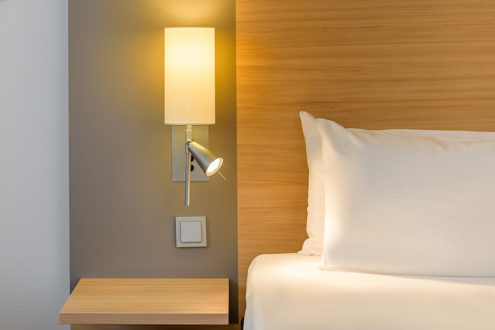 Habitación Standard con 2 camas individuales y sofá del hotel Fuerther Mercure Nuernberg West. Foto 2