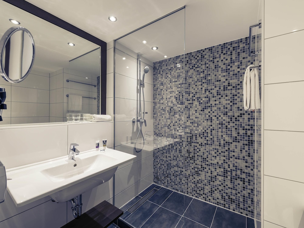 Habitación Standard con 2 camas individuales y sofá del hotel Fuerther Mercure Nuernberg West. Foto 3