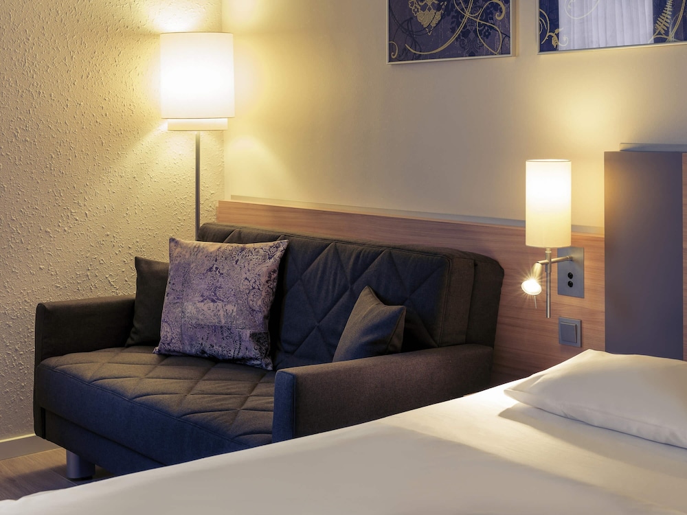Habitación Standard con 2 camas individuales y sofá del hotel Fuerther Mercure Nuernberg West. Foto 5