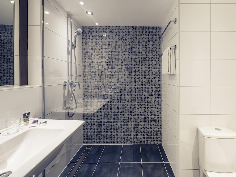 Habitación Standard con 2 camas individuales y sofá del hotel Fuerther Mercure Nuernberg West. Foto 7