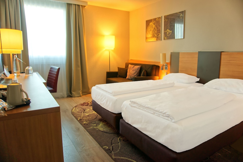Habitación Standard con 2 camas individuales y sofá del hotel Fuerther Mercure Nuernberg West. Foto 8
