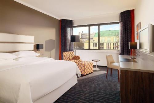 Habitación Superior - 1 cama grande del hotel Sheraton Essen. Foto 1