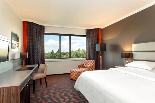 Habitación Superior - 1 cama grande del hotel Sheraton Essen. Foto 2