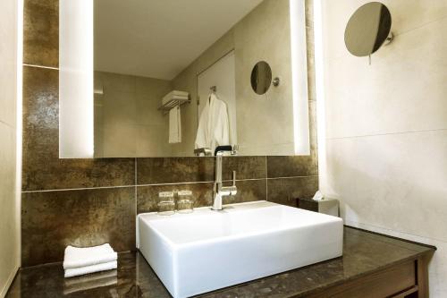 Habitación Superior - 1 cama grande del hotel Sheraton Essen. Foto 4