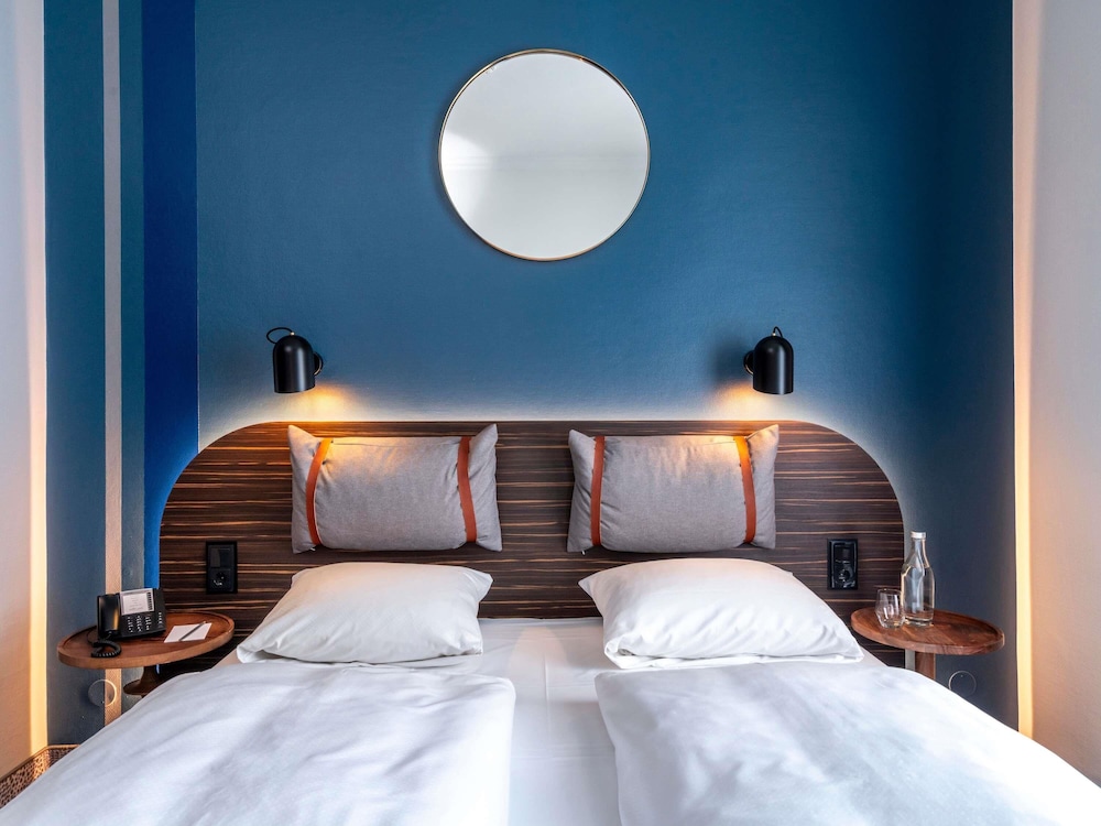 Habitación superior cuádruple con cama doble (180 x 200 cm) y gran sofá - cama del hotel Mercure Hotel Luebeck City Center (Ex Hotel Excelsior). Foto 8