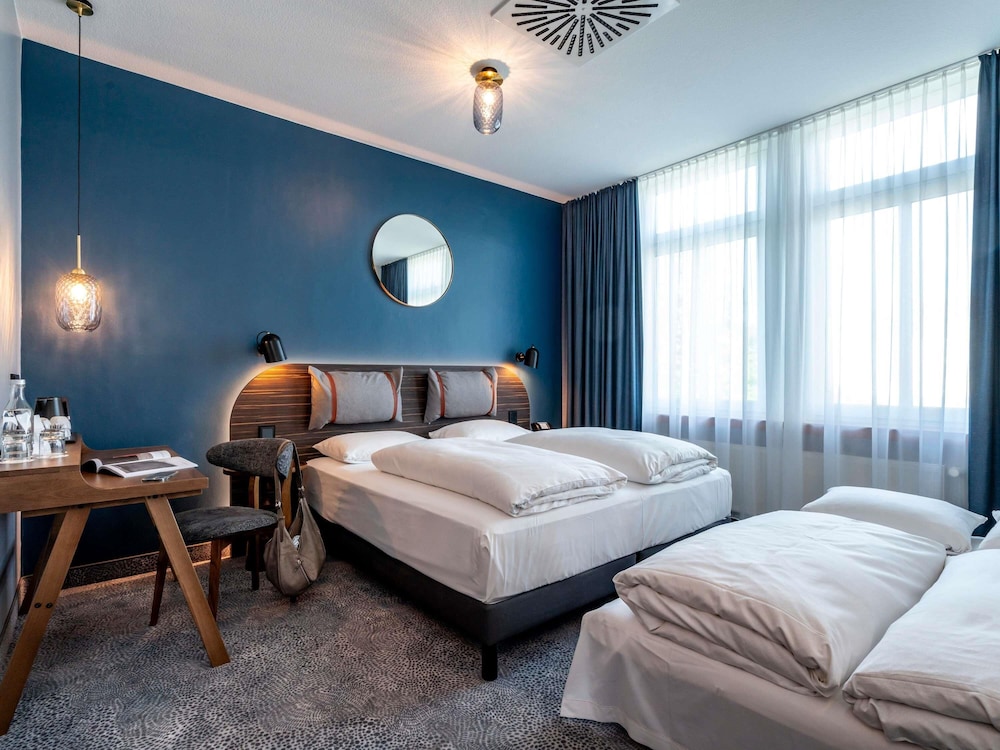 Habitación superior cuádruple con cama doble (180 x 200 cm) y gran sofá - cama del hotel Mercure Hotel Luebeck City Center (Ex Hotel Excelsior). Foto 9
