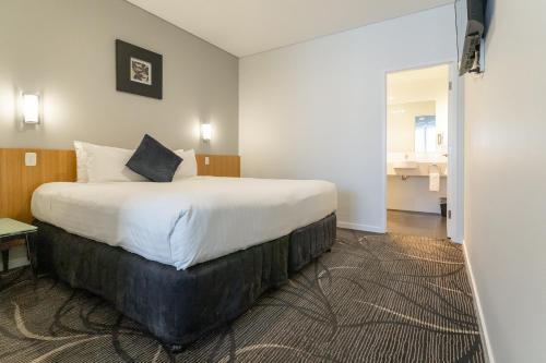 Habitación Deluxe con cama extragrande del hotel Adelaide Rockford