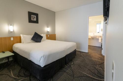 Habitación Deluxe con cama extragrande del hotel Adelaide Rockford. Foto 1