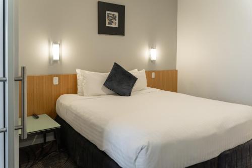 Habitación Deluxe con cama extragrande del hotel Adelaide Rockford. Foto 3