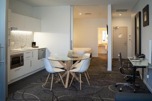 Suite Deluxe con cama extragrande del hotel Adelaide Rockford. Foto 2
