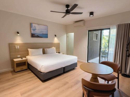 Habitación Deluxe King con 1 cama King del hotel Mercure Darwin Airport Resort. Foto 3