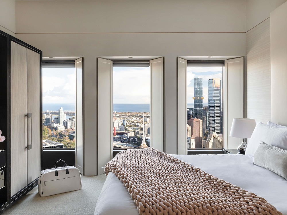 AMBASSADOR SUITE CLUB SOFITEL, 1 Cama King Size, Sala de Estar Independiente, Vistas de Esquina a la Bahía del hotel Sofitel Melbourne On Collins. Foto 1