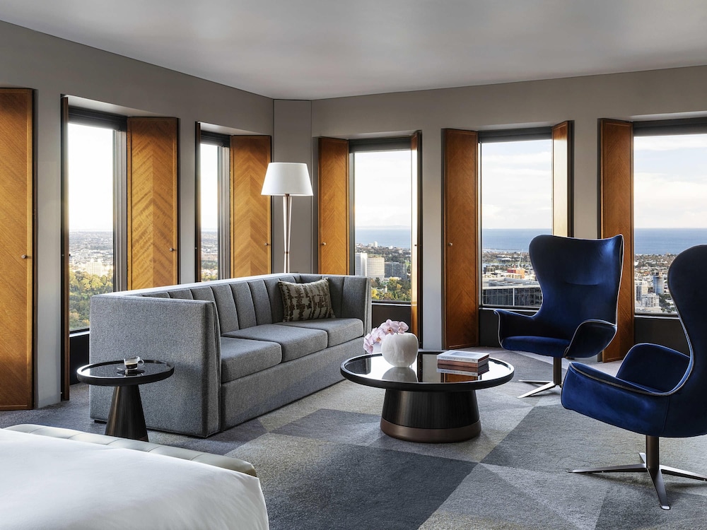 JUNIOR SUITE, 1 Cama King, Sala de Estar de Planta Abierta, Vistas de Esquina a la Bahía y al Río del hotel Sofitel Melbourne On Collins