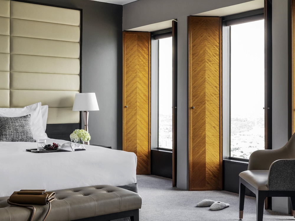 JUNIOR SUITE, 1 Cama King, Sala de Estar de Planta Abierta, Vistas de Esquina a la Bahía y al Río del hotel Sofitel Melbourne On Collins. Foto 1